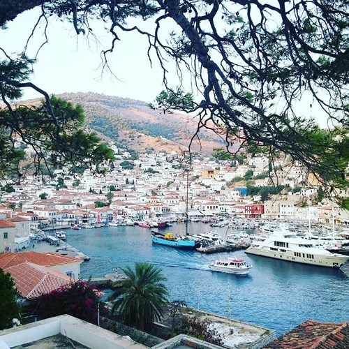 the horsoe port of hydra